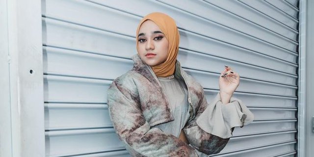 Following the Trend of 90s Frosted Lipstick, Nabila Taqiyyah's Face Looks Fresh