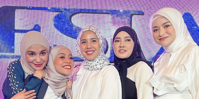 Exciting Style of Celebrity Hijab Combines White and Blue