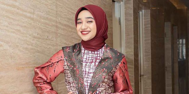 Elegant Ethnic, Nabila Taqiyyah Wrapped in Maroon Batik Dress
