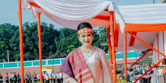 Ayang Kahiyang's Ethnic Style in Traditional Batak Attire