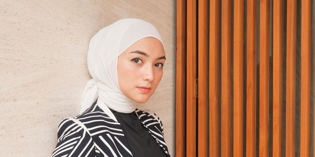 Combine Two Minimalist Colors, Take a Look at Citra Kirana's Sweet Look