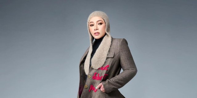 Different Look, Check Out Melly Goeslaw's Elegant Outfit with Pink Tweed Blazer