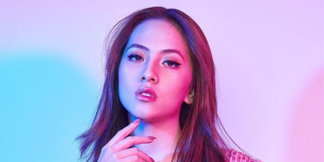 Portrait of Zara Adhisty with Shimmery Pink Makeup, Praised for Resembling Jisoo from Bandung