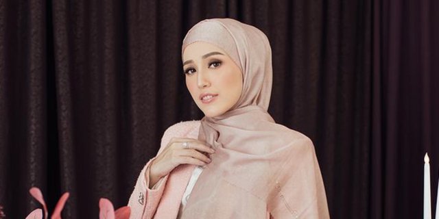 Soft Glam Makeup and All-Black Outfit Guide Make Adelia Pasha Look Like an Arab Barbie