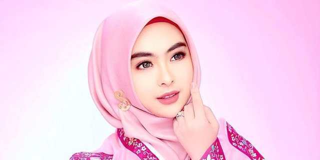 Glowing Makeup Sister Ria Ricis, Her Face is Called Similar to Barbie