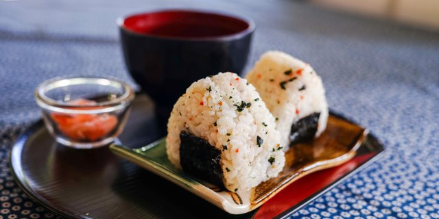 Spicy Tuna Onigiri, Super Convenient Lunch Idea