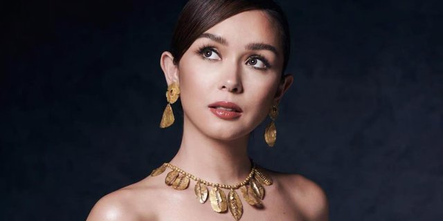 Wearing Centuries-Old Gold Jewelry, This Beautiful Actress is Criticized and Accused of Grave Robbing