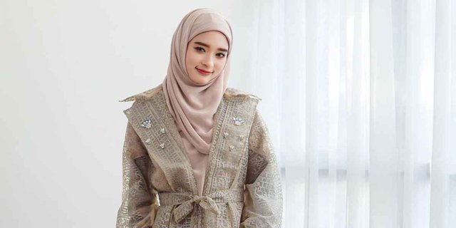 Stunning Dalam Balutan Gaun Merah Style Inara Rusli Bikin Terpana 