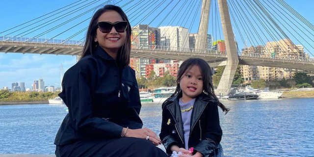 Cute Pose of Bridgia, Acha Septriasa's Daughter who Studies in Australia