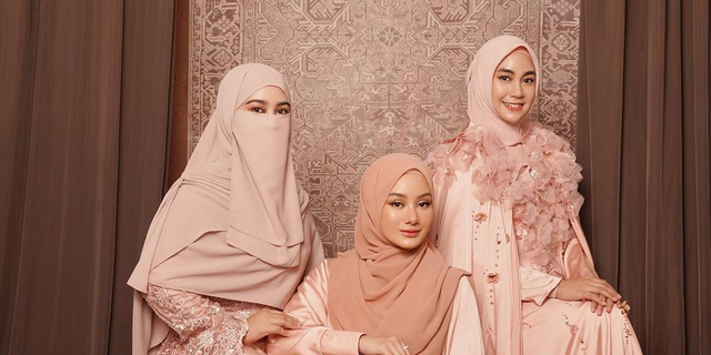 See the Elegance of 3 Hijabers Wearing Marigold Dresses