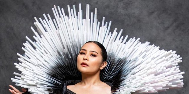 Prilly Latuconsina Mesmerizes with Dresses Made from Used Plastic