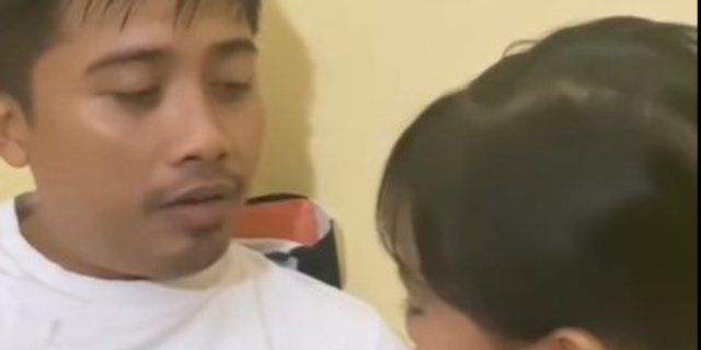 Critiqued by his Daughter for Speaking Loudly, Father's Response Warms the Heart