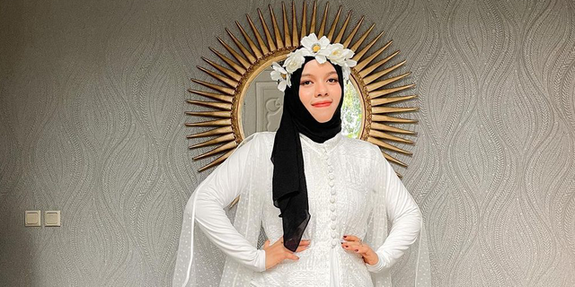 Sweet Style Sajidah Halilintar with White Dress, Flower Crown as an Accessory