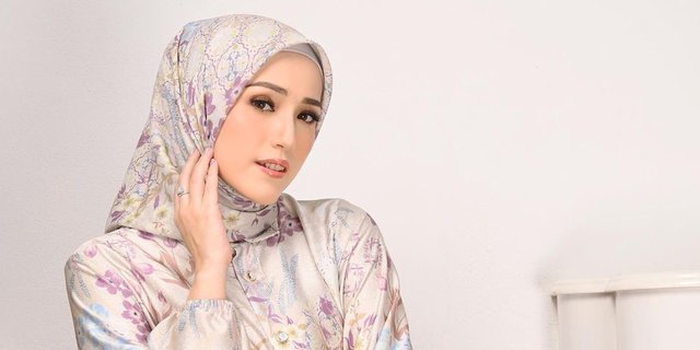 Adelia Pasha Looks Fresh and Elegant with Nude Makeup