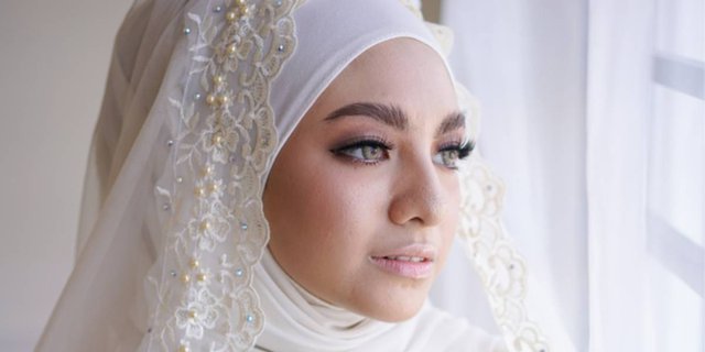 Keep Makeup During Wedding, Still Pay Attention to Prayer Time