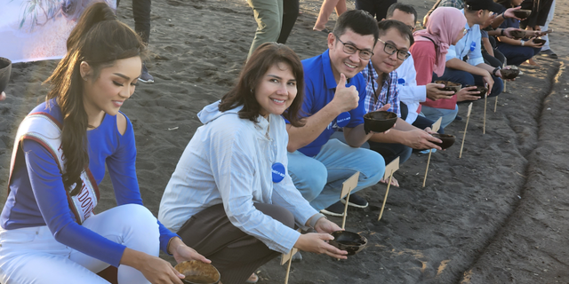 Help Preserve Marine Ecosystems, BCA Releases 50 Turtle Hatchlings on Banyuwangi Beach