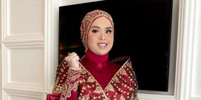 Putri Ariani Appears Full Glam with Flawless Makeup and Palembang Songket