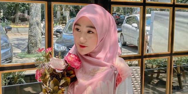 Dreamy Look Larissa Chou, Relying on Flowy Dress and Pink Hijab