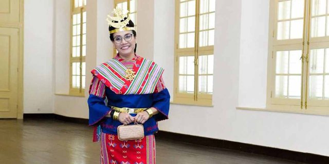 Captivating Display of 4 Officials Wearing Traditional Clothes, Take a Look!