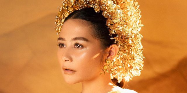 Appear with All-Gold Makeup on Independence Day, Prilly Latuconsina Praised Resembling Selena Gomez