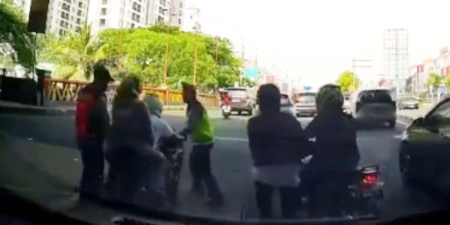 Funny Moment of Rider Avoiding Police Raid, Stepping on the Gas and Leaving the Girlfriend Who Has Already Got Off the Motorcycle