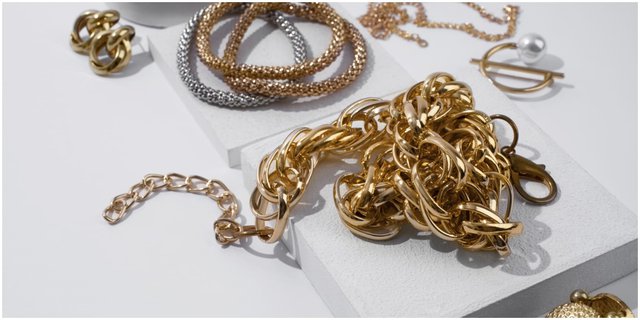 11 Meaning of Dreams of Gold Necklaces that Can Bring Warnings in Life