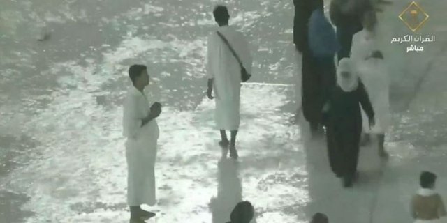 Heavy Rain and Storms Hit Mecca, Pilgrims Continue to Pray Devoutly in Masjidil Haram