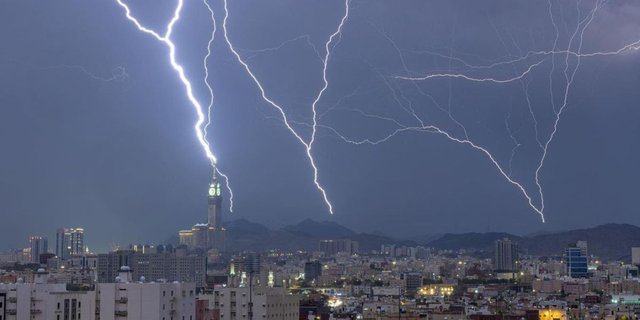 Video Moment Lightning Strikes Mecca Clock Tower During Storm