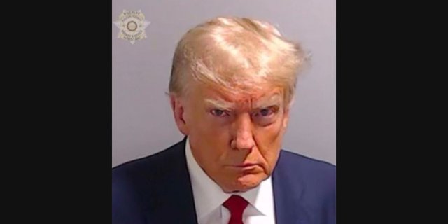 Donald Trump's Passport Photo When Surrendering to Police, His Expression Goes Viral as a Meme