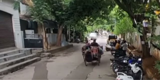 Blocked Motor Exit by Vendor Cart, This Rider's Unreasonable Action Makes Netizens Angry