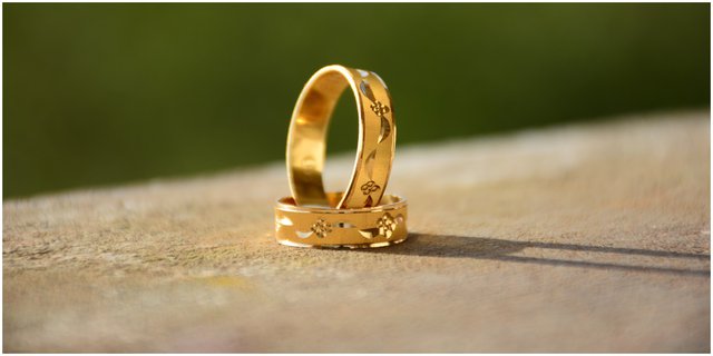 12 Meaning of Dream Wearing a Gold Ring on the Ring Finger, Could Be a Sign for the Future