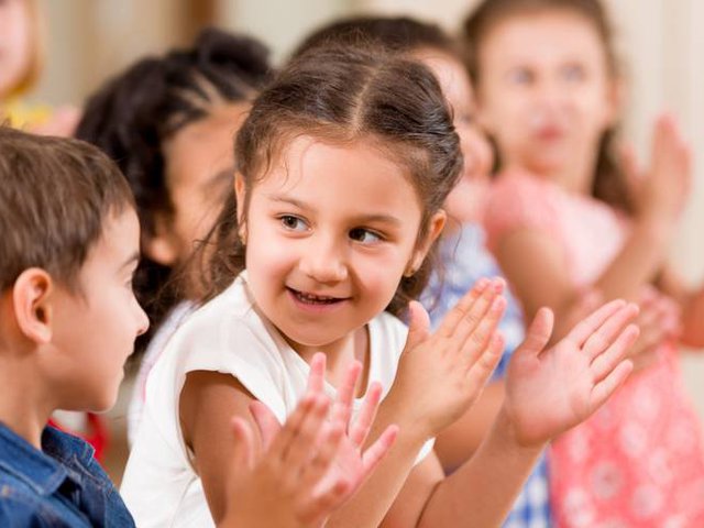 4 Manfaat Bernyanyi Sambil Bertepuk Tangan untuk Meningkatkan Kecerdasan Anak