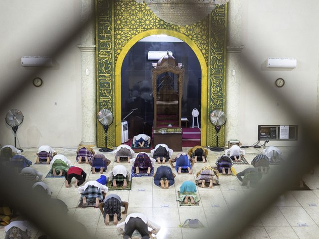 Sholat Tarawih Terlama Sampai 8 Jam, Baca 30 Juz dan 4 Kali Ganti Imam