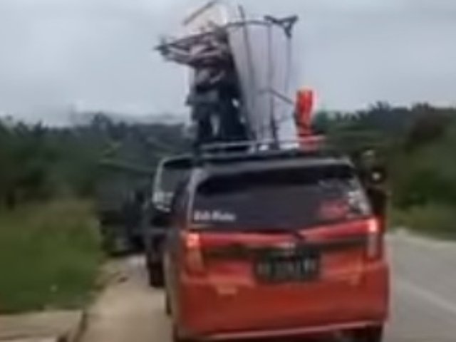 Viral Video Muatan Motor Scoopy Pemudik Nangkring Atap Toyota Calya, Mikir Keras Cara Angkatnya!