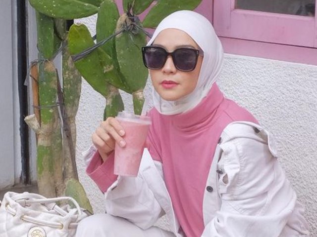 OOTD Hijab Nuansa Pink Zaskia Adya Mecca, Terlihat Lebih Muda bak ABG