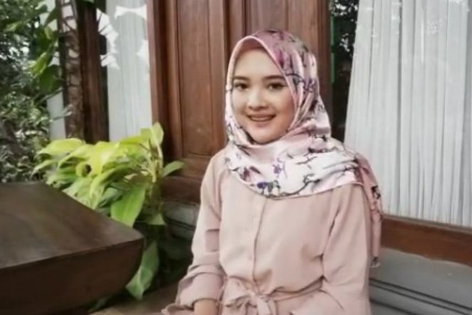 Tutorial Mengatasi Hijab Satin Agar Tidak Licin Saat 
