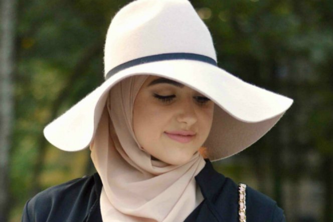 Cara Pakai Hijab dengan Topi Agar Matching Hijab Dream co id