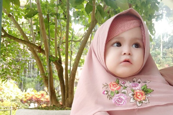 Imutnya Bayi Naura yang  Suka Berhijab Mirip Boneka  Barbie 