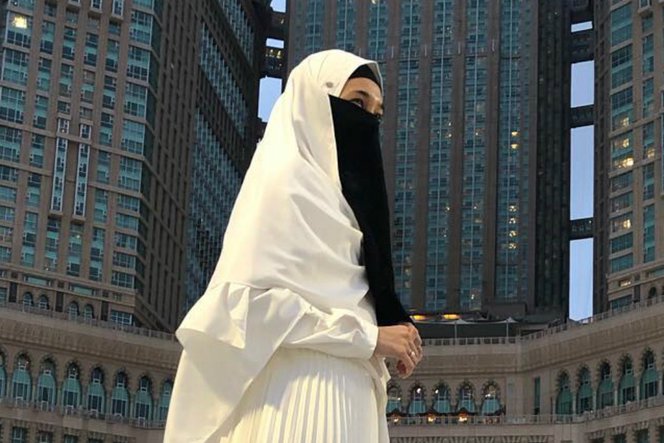  Gaya  4 Artis Bercadar ketika Umroh  Hijab Dream co id