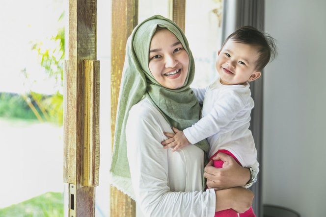 Ibu Lebih Suka Gendong Bayi di Sebelah Kiri, Sains Punya Penjelasannya