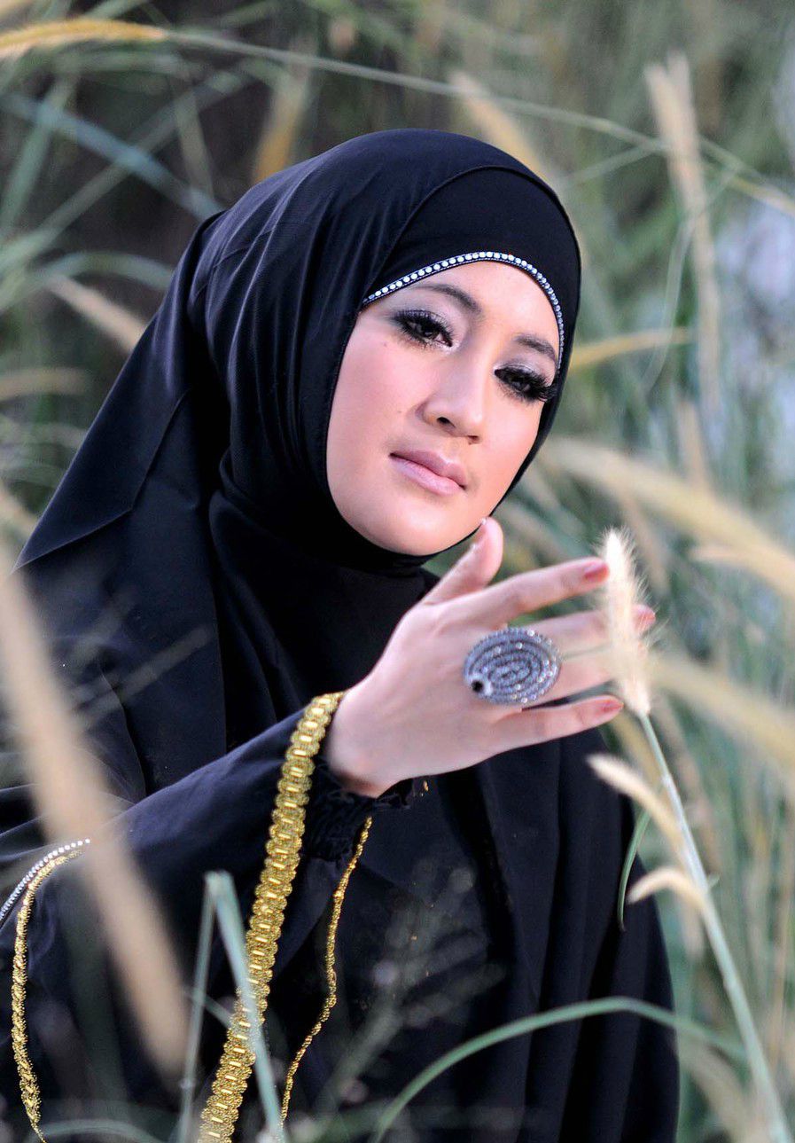 Begini Gaya Hijab Cantik ala Pipik