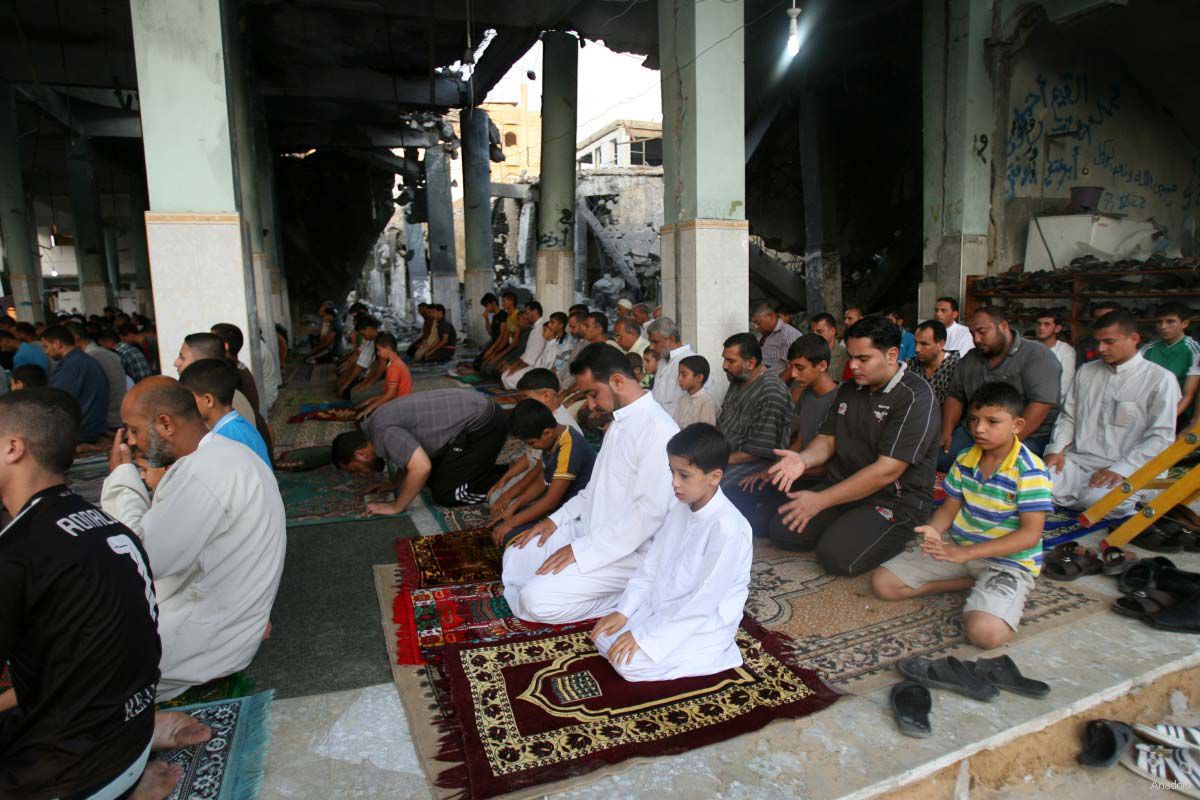 Warga Palestina Salat Eid di Masjid Bekas Serangan Israel