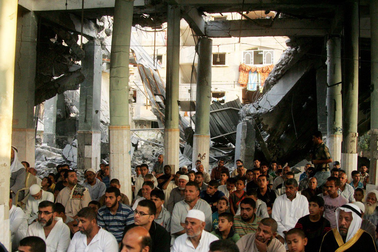 Warga Palestina Salat Eid di Masjid Bekas Serangan Israel