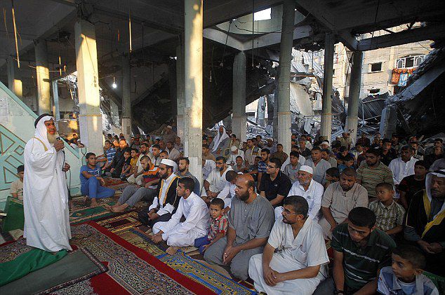 Warga Palestina Salat Eid di Masjid Bekas Serangan Israel