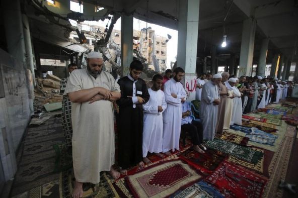 Warga Palestina Salat Eid di Masjid Bekas Serangan Israel