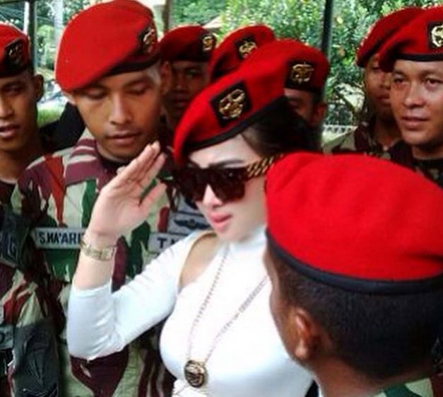 Foto Kontroversi Syahrini: Disembah, Hingga Pamer Kekayaan