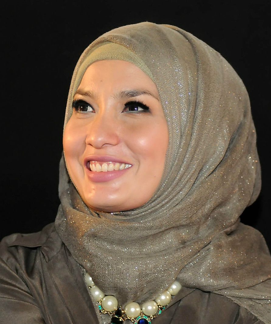Gaya Hijab Menawan Arzetti Bilbina