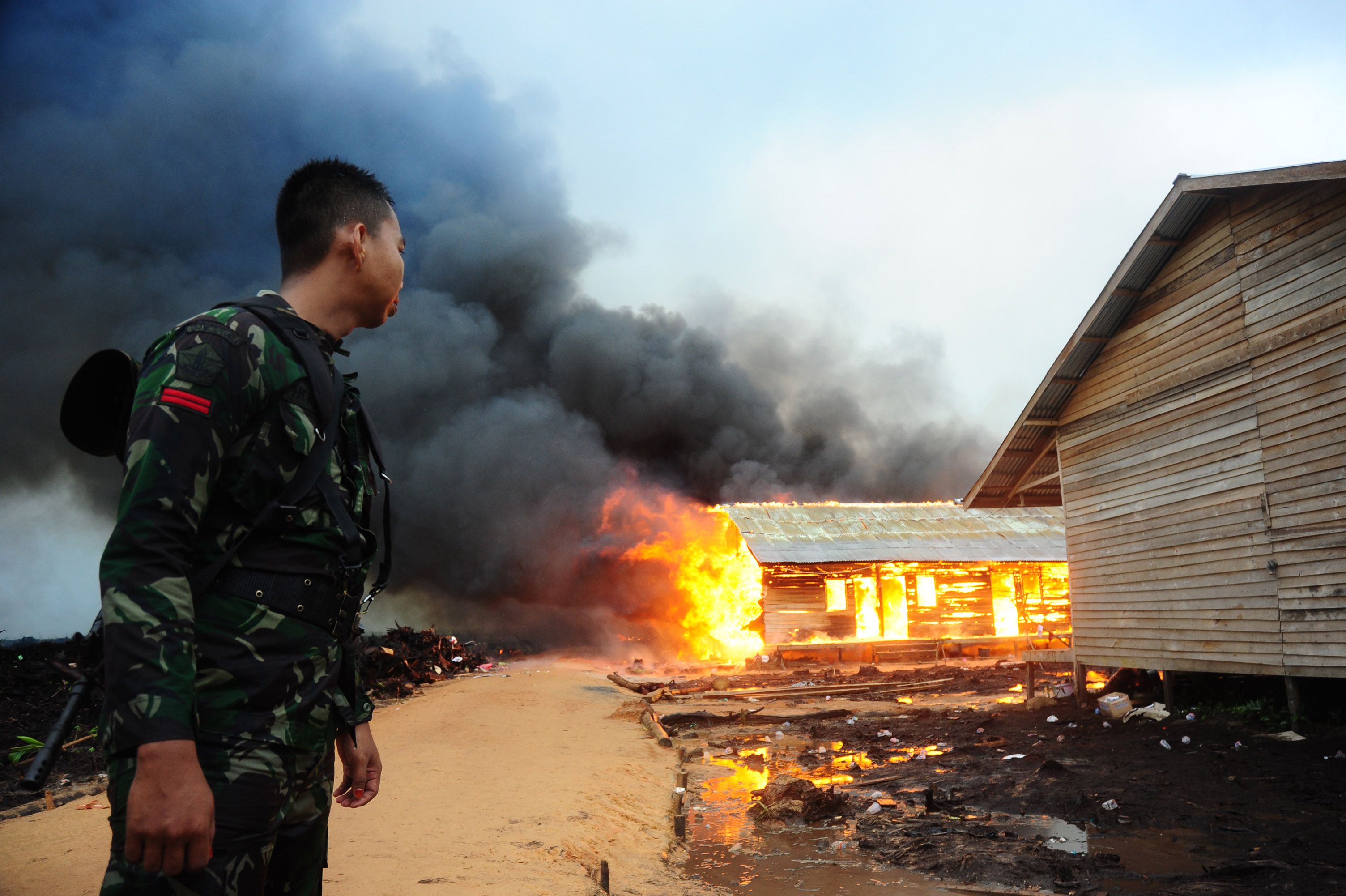 Mencekam! Pemukiman Warga Eks-Gafatar Dibakar Massa