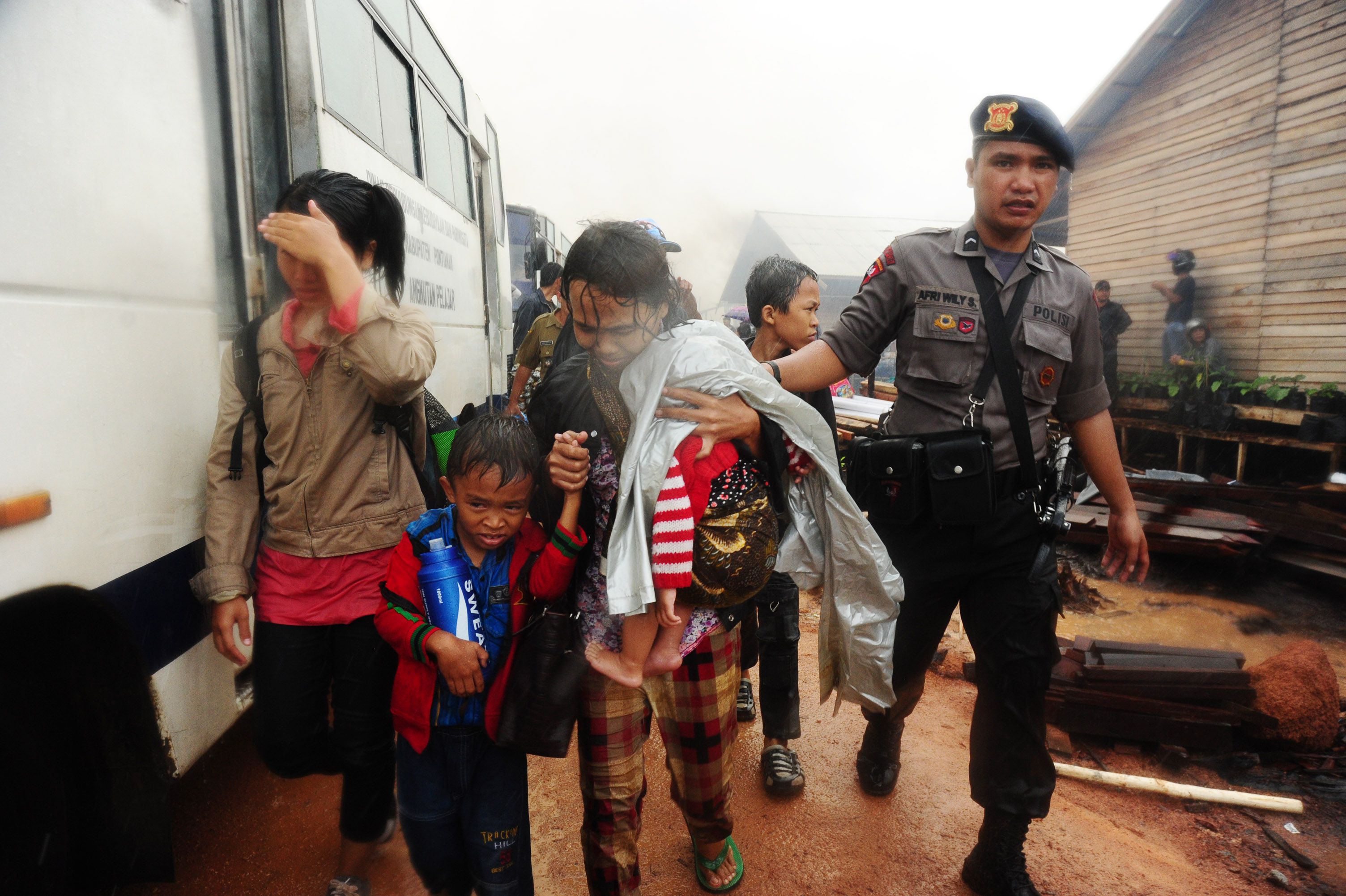 Mencekam! Pemukiman Warga Eks-Gafatar Dibakar Massa