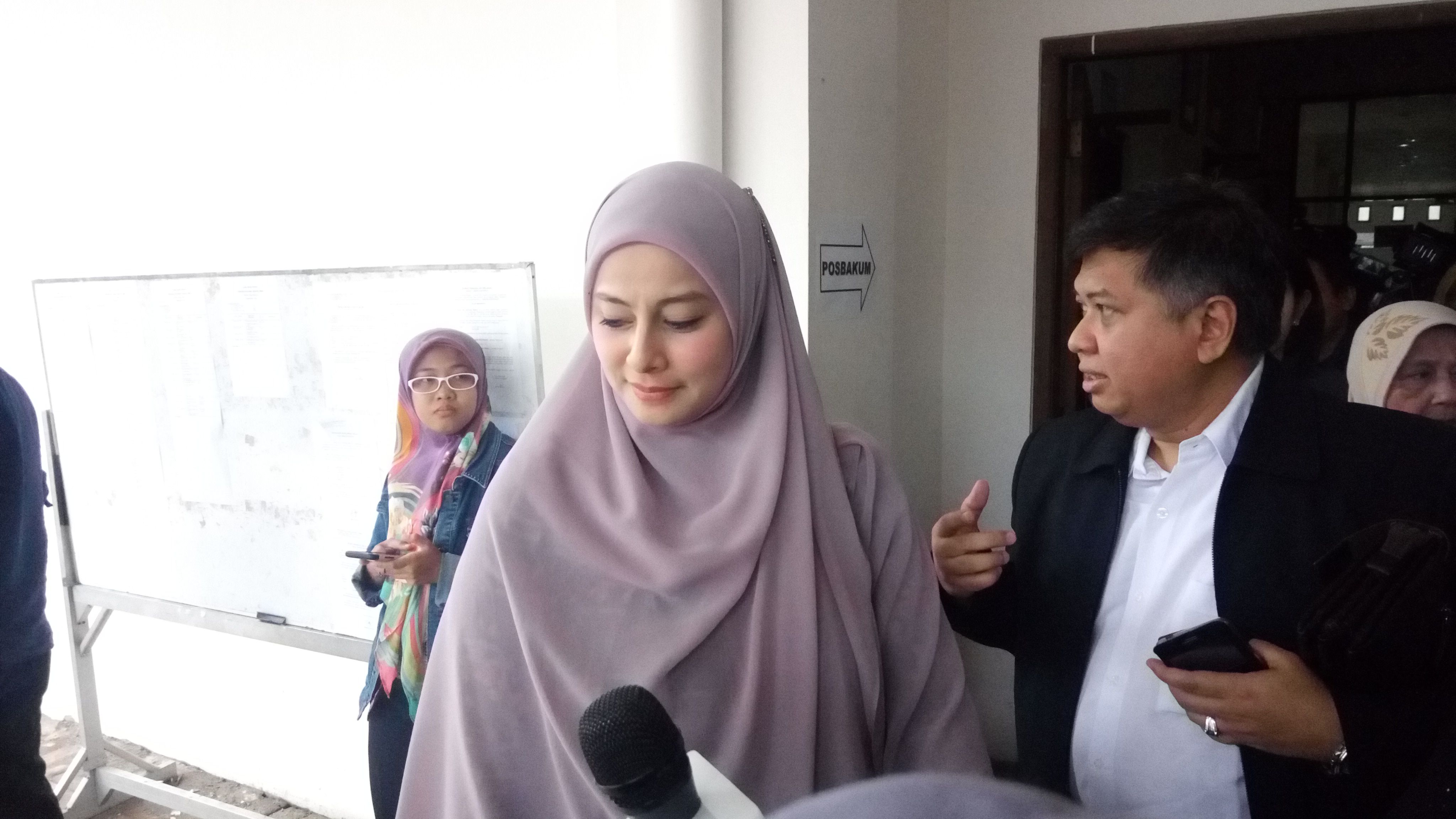 Hijab Ungu Istri Al Habsyi